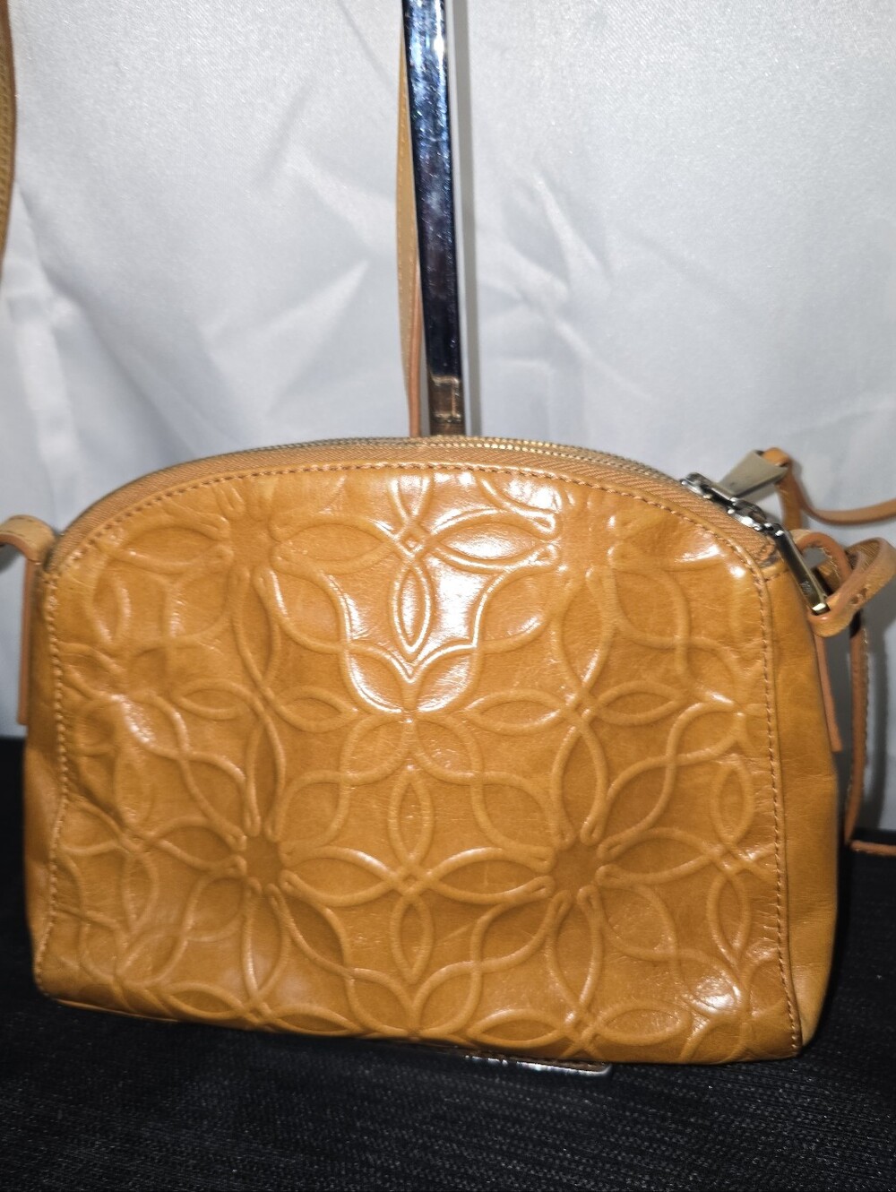 HOBO GENUINE Leather 3 DEVIDER Crossbody Bag with Quilted Designed - Picture 3 of 12